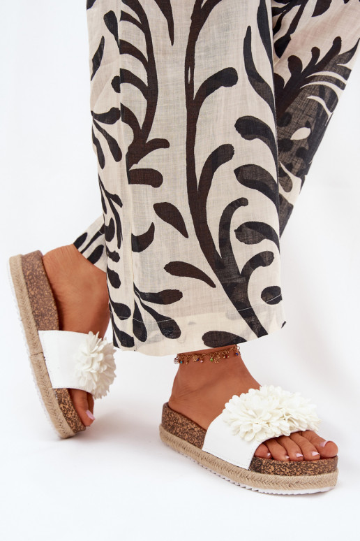 Pantofole da donna con una piattaforma Con decorazionii con motivi florealikami Colore bianco Tessara Pantofole da donna con una piattaforma Con decorazionii con motivi florealikami Colore bianco Tessara