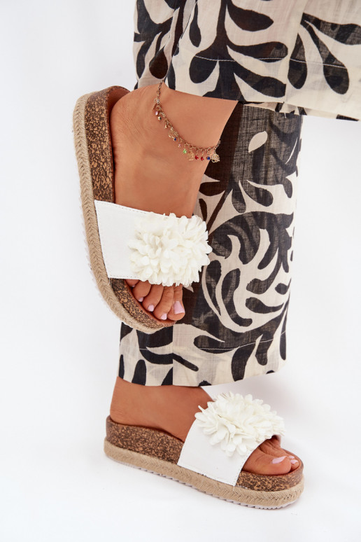 Pantofole da donna con una piattaforma Con decorazionii con motivi florealikami Colore bianco Tessara Pantofole da donna con una piattaforma Con decorazionii con motivi florealikami Colore bianco Tessara