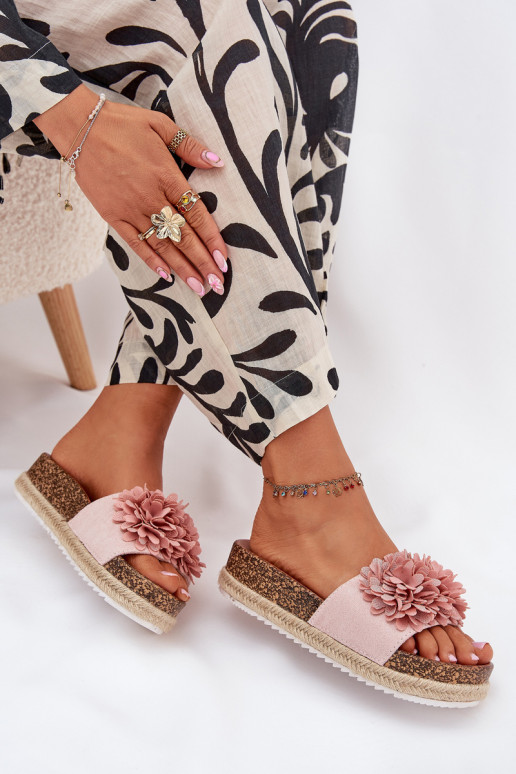 Pantofole da donna con una piattaforma Con decorazionii con motivi florealikami colore rosa Tessara Pantofole da donna con una piattaforma Con decorazionii con motivi florealikami colore rosa Tessara