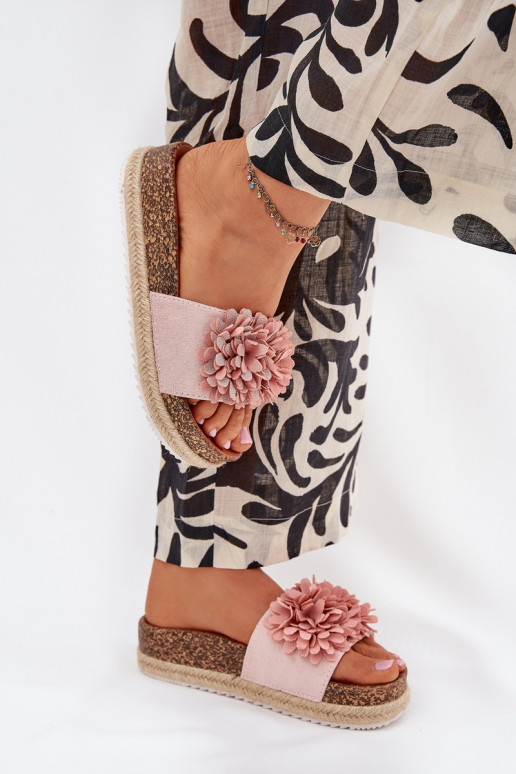 Pantofole da donna con una piattaforma Con decorazionii con motivi florealikami colore rosa Tessara Pantofole da donna con una piattaforma Con decorazionii con motivi florealikami colore rosa Tessara