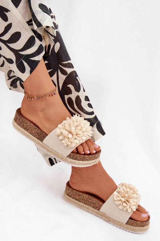 Pantofole da donna con una piattaforma Con decorazionii con motivi florealikami beige Tessara Pantofole da donna con una piattaforma Con decorazionii con motivi florealikami beige Tessara