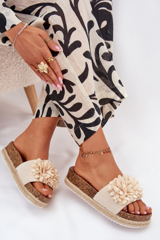 Pantofole da donna con una piattaforma Con decorazionii con motivi florealikami beige Tessara Pantofole da donna con una piattaforma Con decorazionii con motivi florealikami beige Tessara