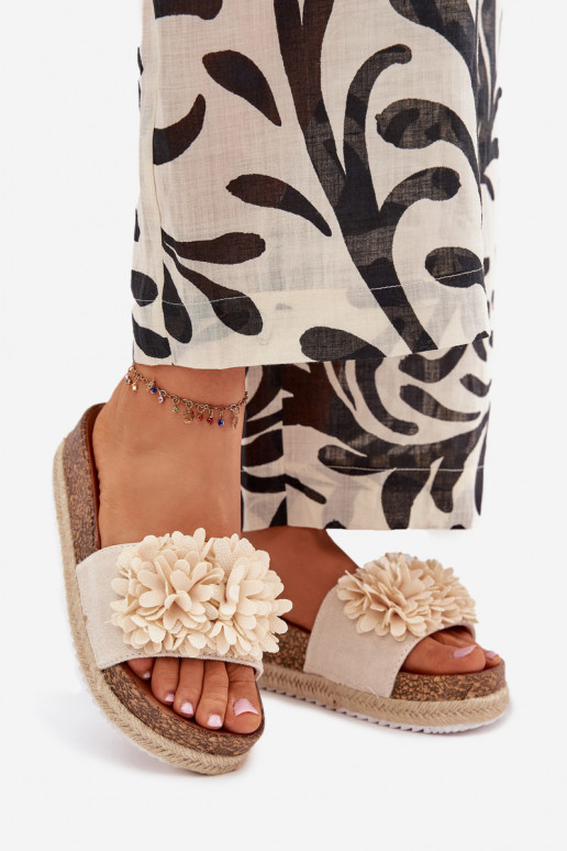 Pantofole da donna con una piattaforma Con decorazionii con motivi florealikami beige Tessara Pantofole da donna con una piattaforma Con decorazionii con motivi florealikami beige Tessara