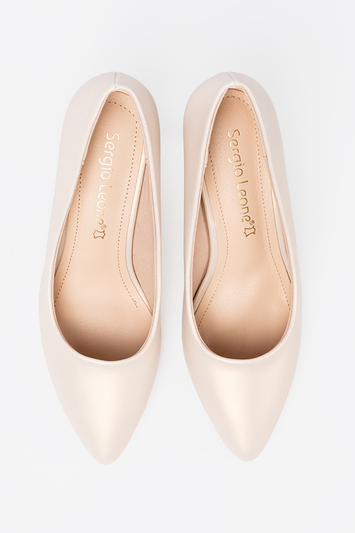 Tacchi alti bianchi dallo stile elegante con tacco sottile