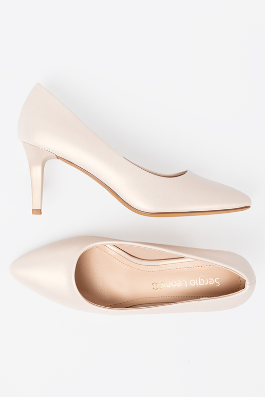 Tacchi alti bianchi dallo stile elegante con tacco sottile