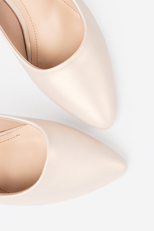 Tacchi alti bianchi dallo stile elegante con tacco sottile