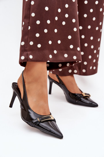 Scarpe nere verniciate con tacco sottile e fibbie color oro Vivae