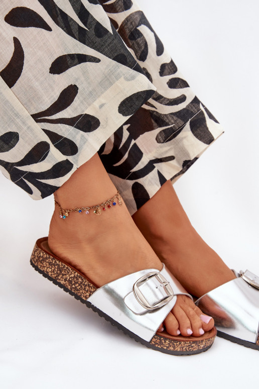 Pantofole da donna con una piattaforma con fibbie color argento Vianara