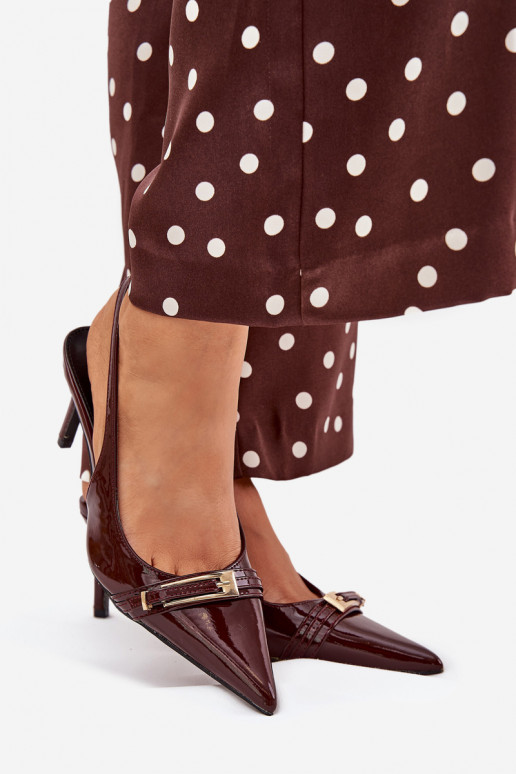 con effetto vernice Scarpe con tacchi sottili con fibbie dorate CzekoladoAe Vivae