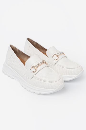 Colore bianco mocassini z dekoracyjnym d orom elementem.