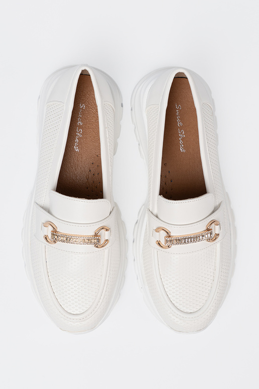 Colore bianco mocassini z dekoracyjnym d orom elementem.