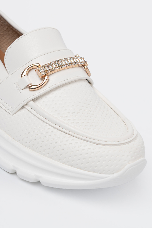 Colore bianco mocassini z dekoracyjnym d orom elementem.