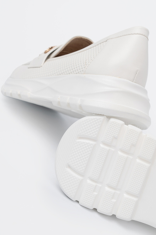 Colore bianco mocassini z dekoracyjnym d orom elementem.