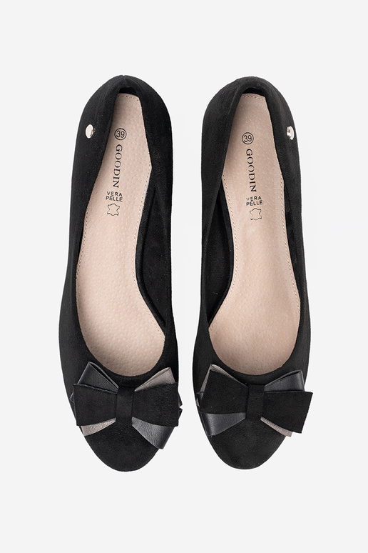 colore nero tacchi alti con un fiocco sul tallone colore nero tacchi alti con un fiocco sul tallone