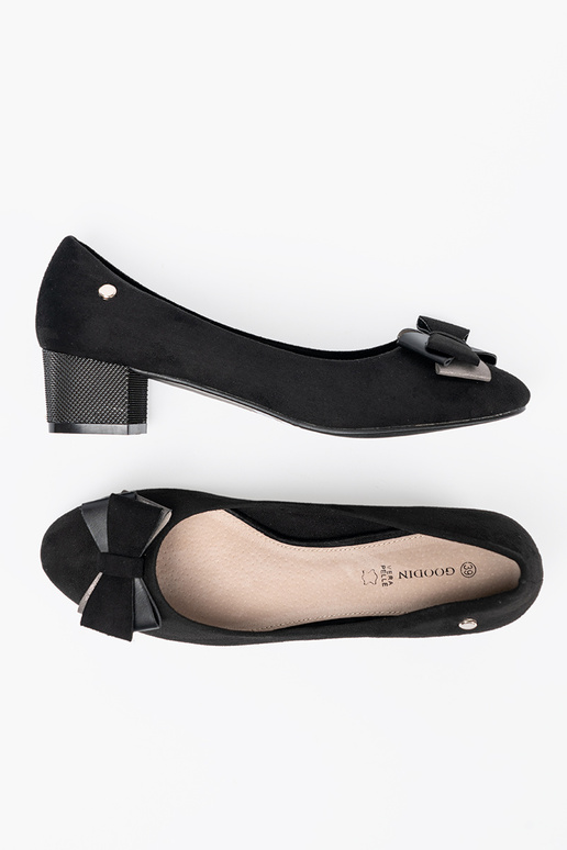 colore nero tacchi alti con un fiocco sul tallone colore nero tacchi alti con un fiocco sul tallone