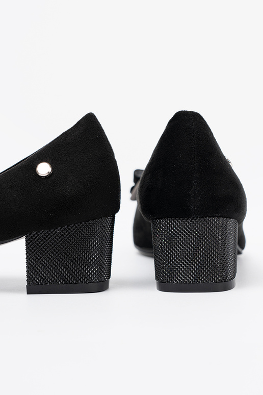 colore nero tacchi alti con un fiocco sul tallone colore nero tacchi alti con un fiocco sul tallone