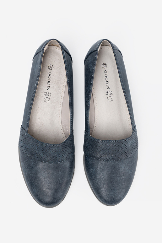 blu scuro mocassini su una suola bianca blu scuro mocassini su una suola bianca