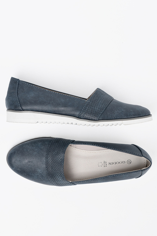 blu scuro mocassini su una suola bianca blu scuro mocassini su una suola bianca