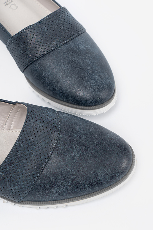 blu scuro mocassini su una suola bianca blu scuro mocassini su una suola bianca