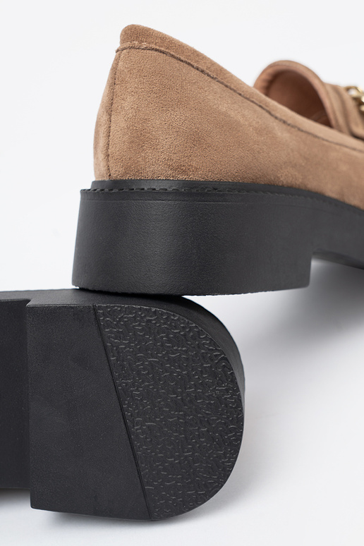 beige mocassini z d orom łańcuchem.