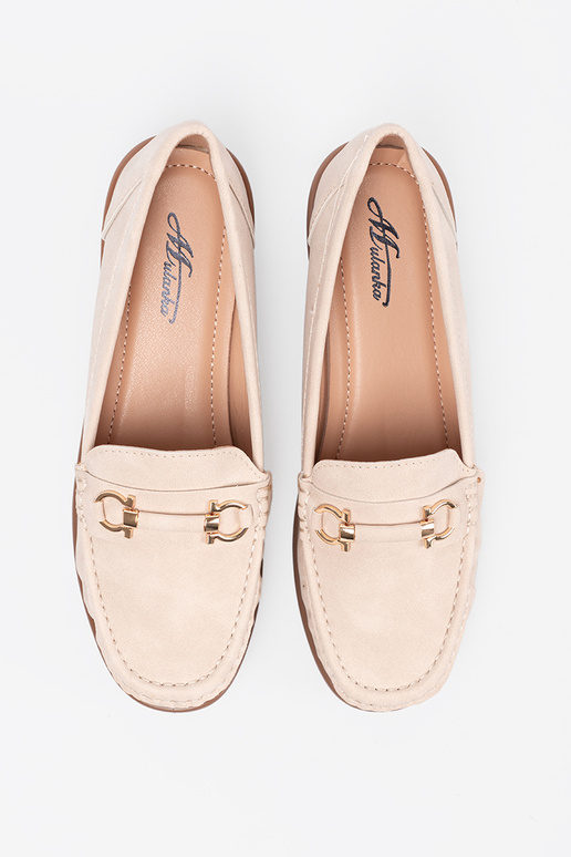 beige mocassini su un cuneo z ozdobnym łańcuszkiem