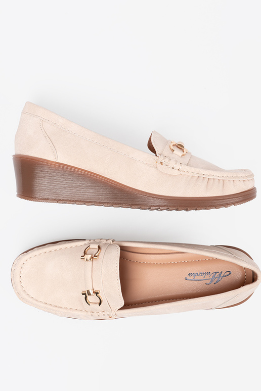 beige mocassini su un cuneo z ozdobnym łańcuszkiem