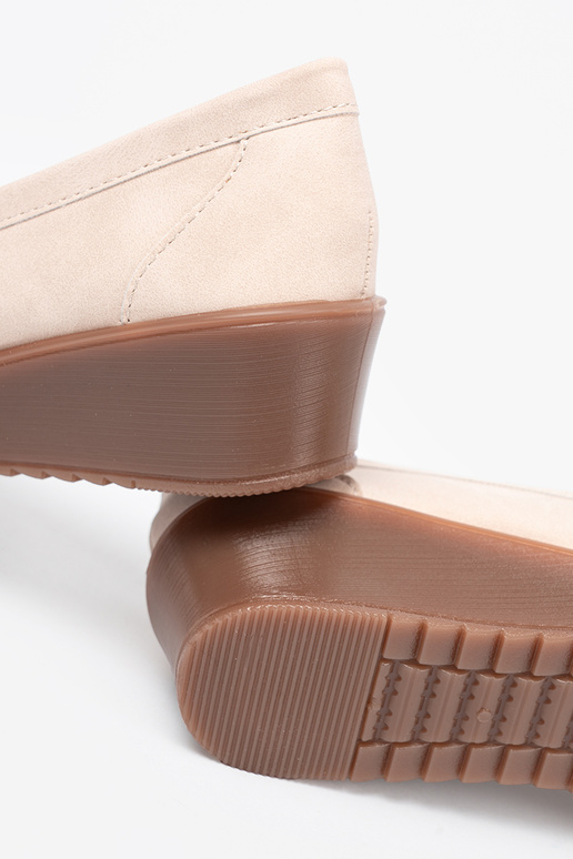 beige mocassini su un cuneo z ozdobnym łańcuszkiem