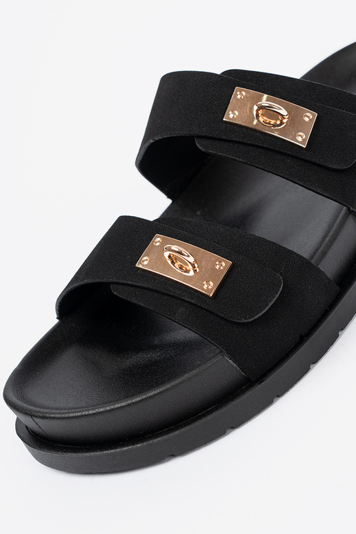 Pantofole con una piattaforma ze d oromi detalami