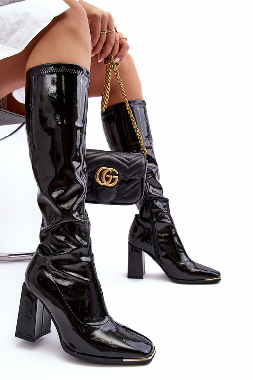 Stivali lunghi laccati con tacco in... Stivali lunghi laccati con tacco in...