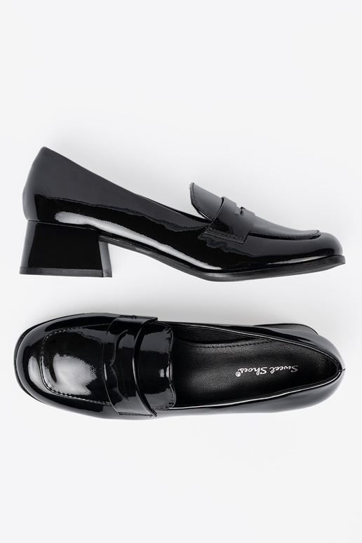 colore nero mocassini sui tacchi alti