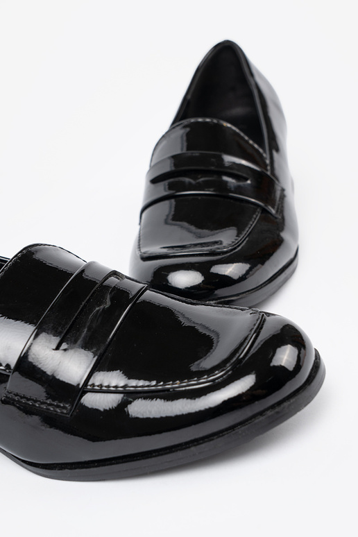 colore nero mocassini sui tacchi alti