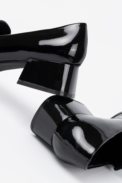 colore nero mocassini sui tacchi alti