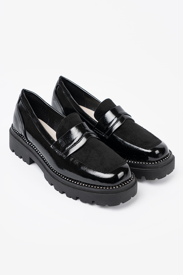 con effetto vernice mocassini con rivetti