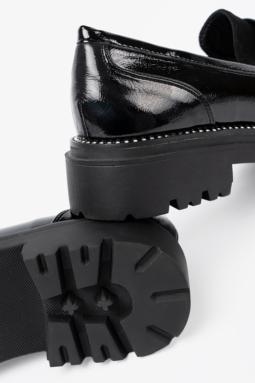 con effetto vernice mocassini con rivetti