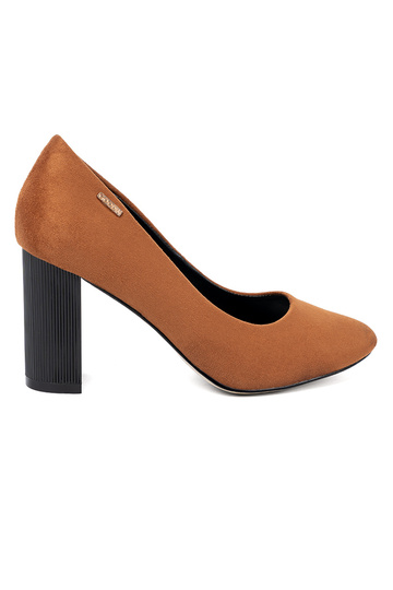 colore marrone tacchi alti su un palo nero 2