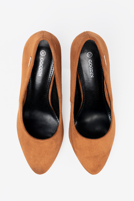 colore marrone tacchi alti su un palo nero