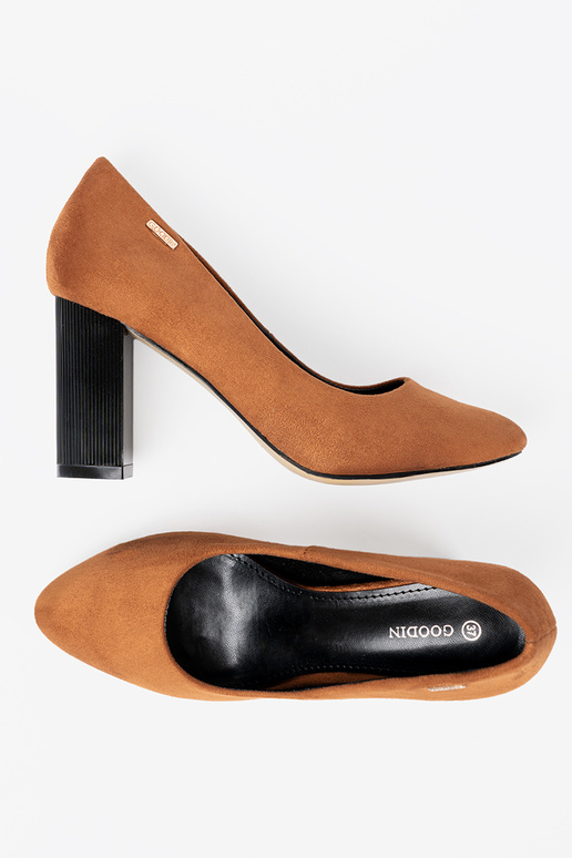 colore marrone tacchi alti su un palo nero