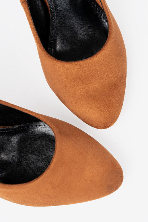 colore marrone tacchi alti su un palo nero