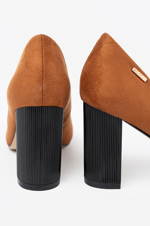 colore marrone tacchi alti su un palo nero