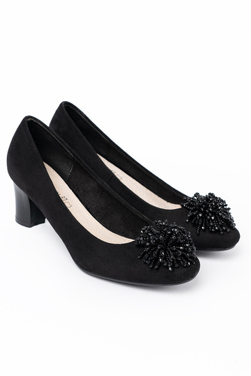 colore nero tacchi alti z ozdobną broszką z koralikóA