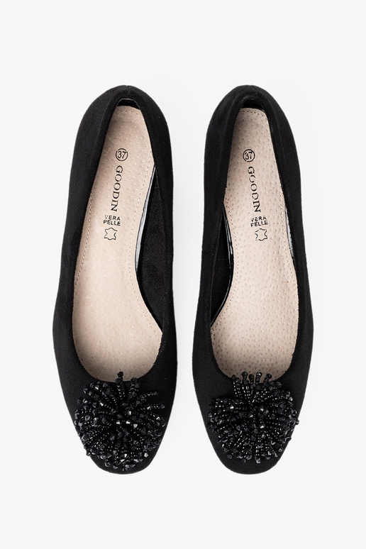 colore nero tacchi alti z ozdobną broszką z koralikóA