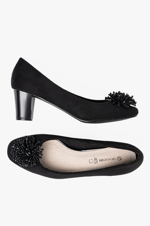 colore nero tacchi alti z ozdobną broszką z koralikóA