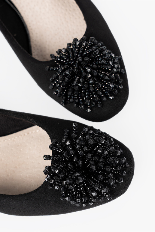 colore nero tacchi alti z ozdobną broszką z koralikóA