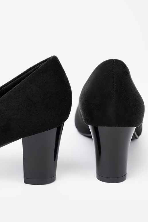 colore nero tacchi alti z ozdobną broszką z koralikóA