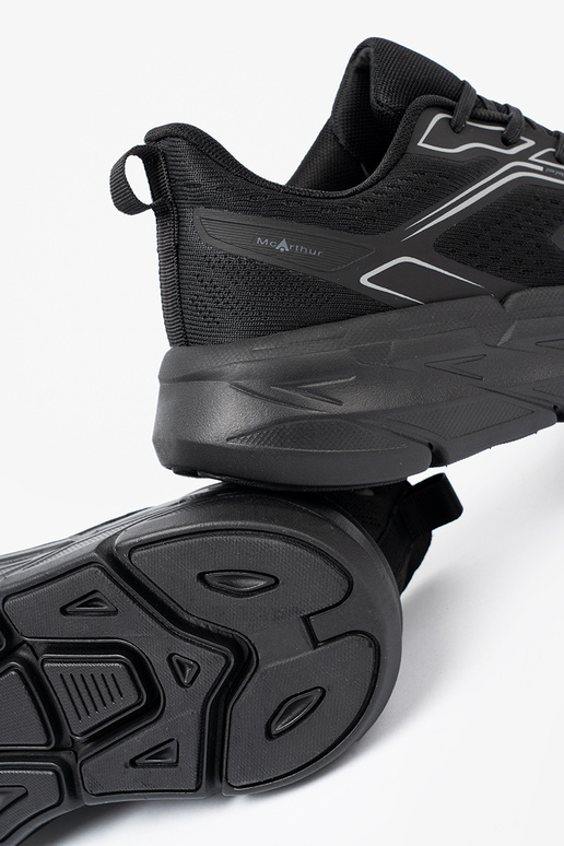  scarpe sportive colore nero su una suola spessa McArthur
