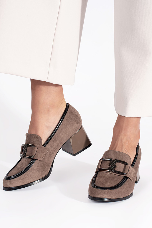 dalla pelle scamosciata beige mezze scarpe su un palo spesso