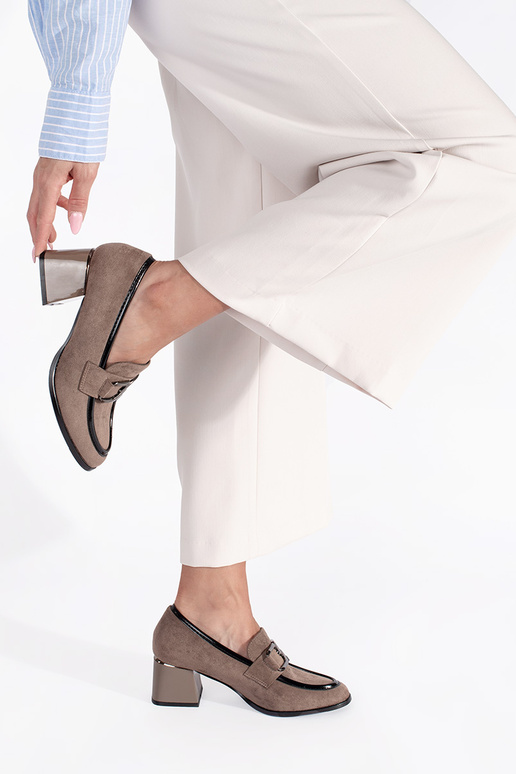 dalla pelle scamosciata beige mezze scarpe su un palo spesso