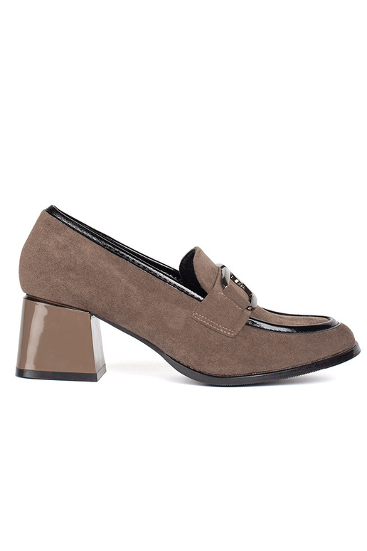 dalla pelle scamosciata beige mezze scarpe su un palo spesso