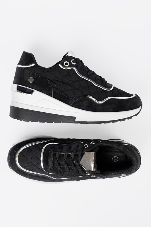 colore nero Scarpe modello sneakers su un cuneo