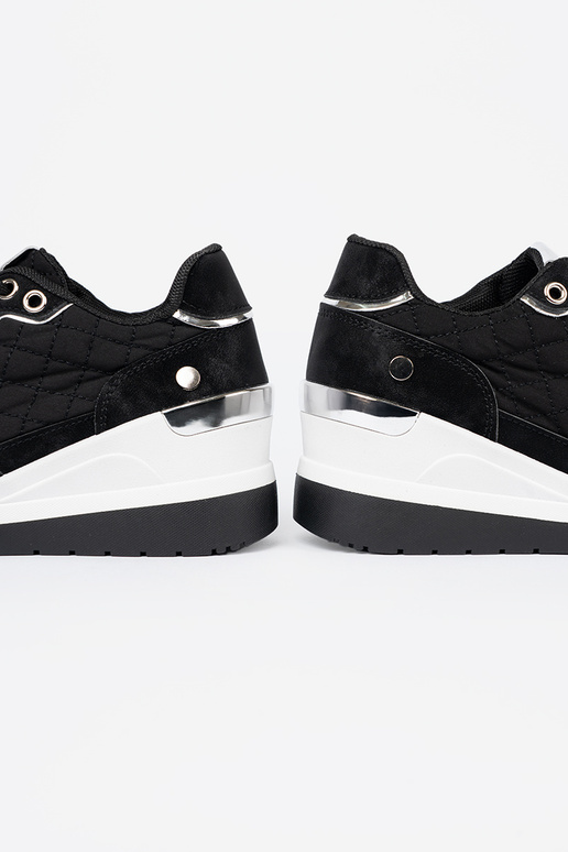 colore nero Scarpe modello sneakers su un cuneo